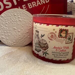 Bath & Body Works Santa's Milk & Cookies Candle - Festive Red